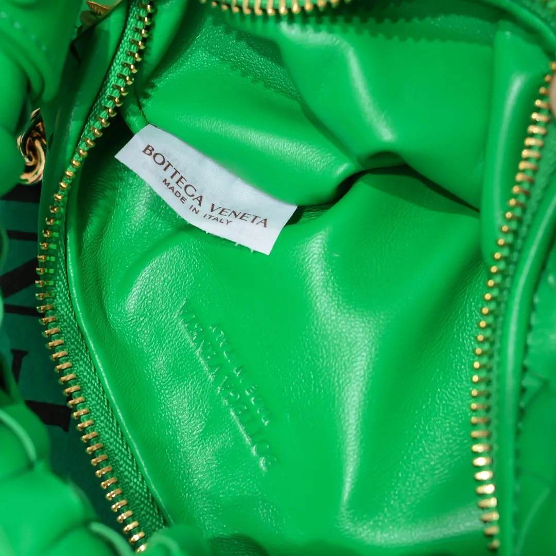 Batch 1220 Ready Stock/Parrot Green Hello everyone, I have a new name, it’s called chain jodie. Jodie’s chain clause ~ can finally be carried on the shoulder. It is based on the original bag type and adds a chain shoulder strap, and it is detachable! It's equivalent to spending one dollar to buy two bags. As the ace cutie of BV family, I really have no choice but to buy one! This bag of ours is really the same as ZP. You can wear it with a small amount of money~ Original sheepskin➕all steel hardware 28×23×8cm, model: 6699-9#